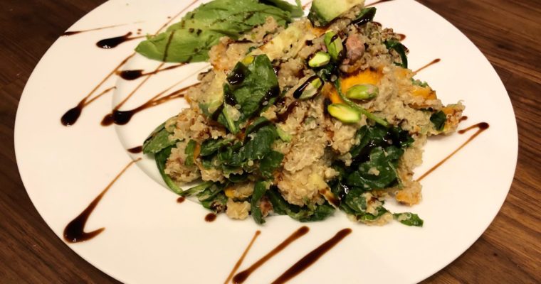 Avocado-Quinoa-Bowl mit Süßkartoffeln und Pistazien