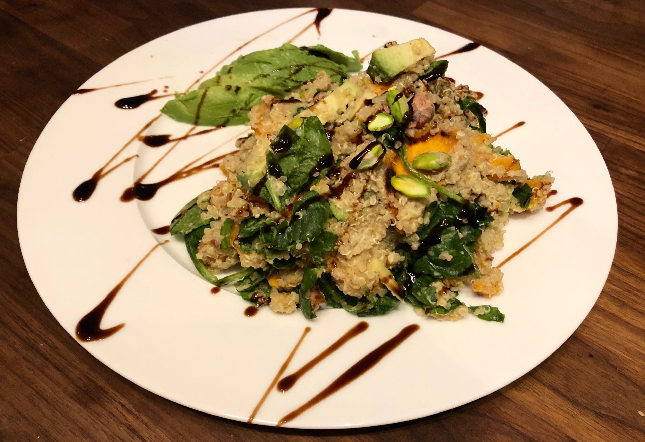 Avocado-Quinoa-Bowl mit Süßkartoffeln und Pistazien