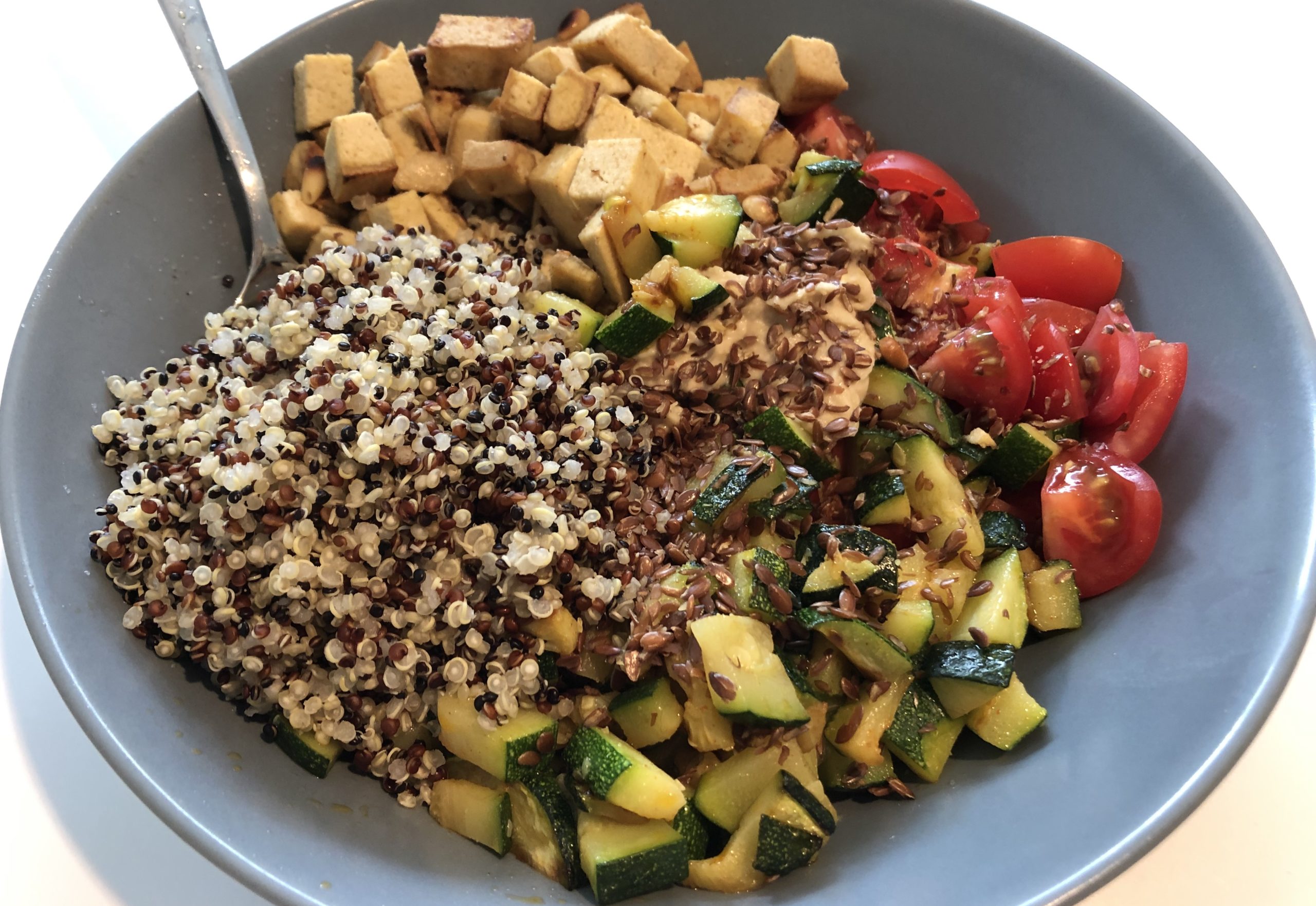 Quinoa-Bowl mit Hummus