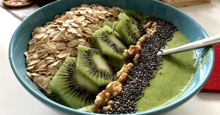 Smoothie-Bowl mit Haferflocken