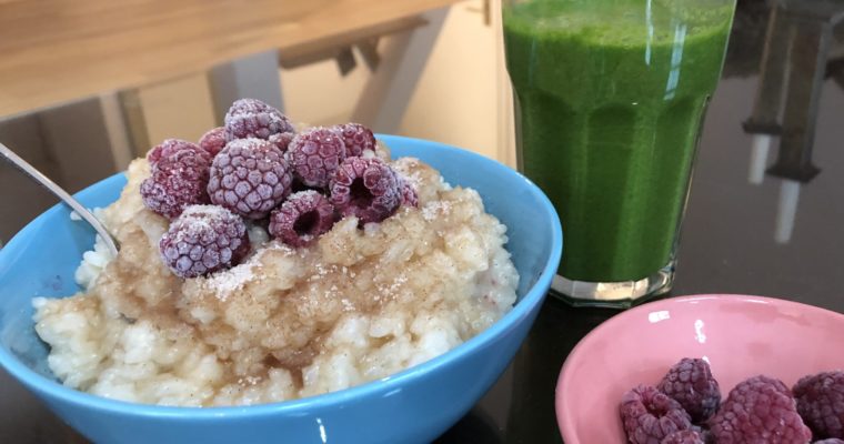 Milchreis mit gefrorenen Himbeeren