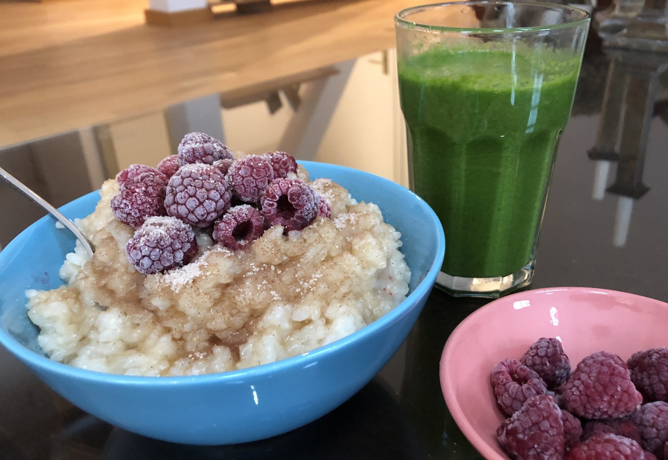 Milchreis mit gefrorenen Himbeeren