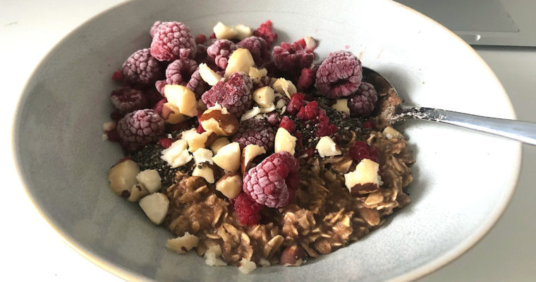 Zimt-Porridge mit Himbeeren