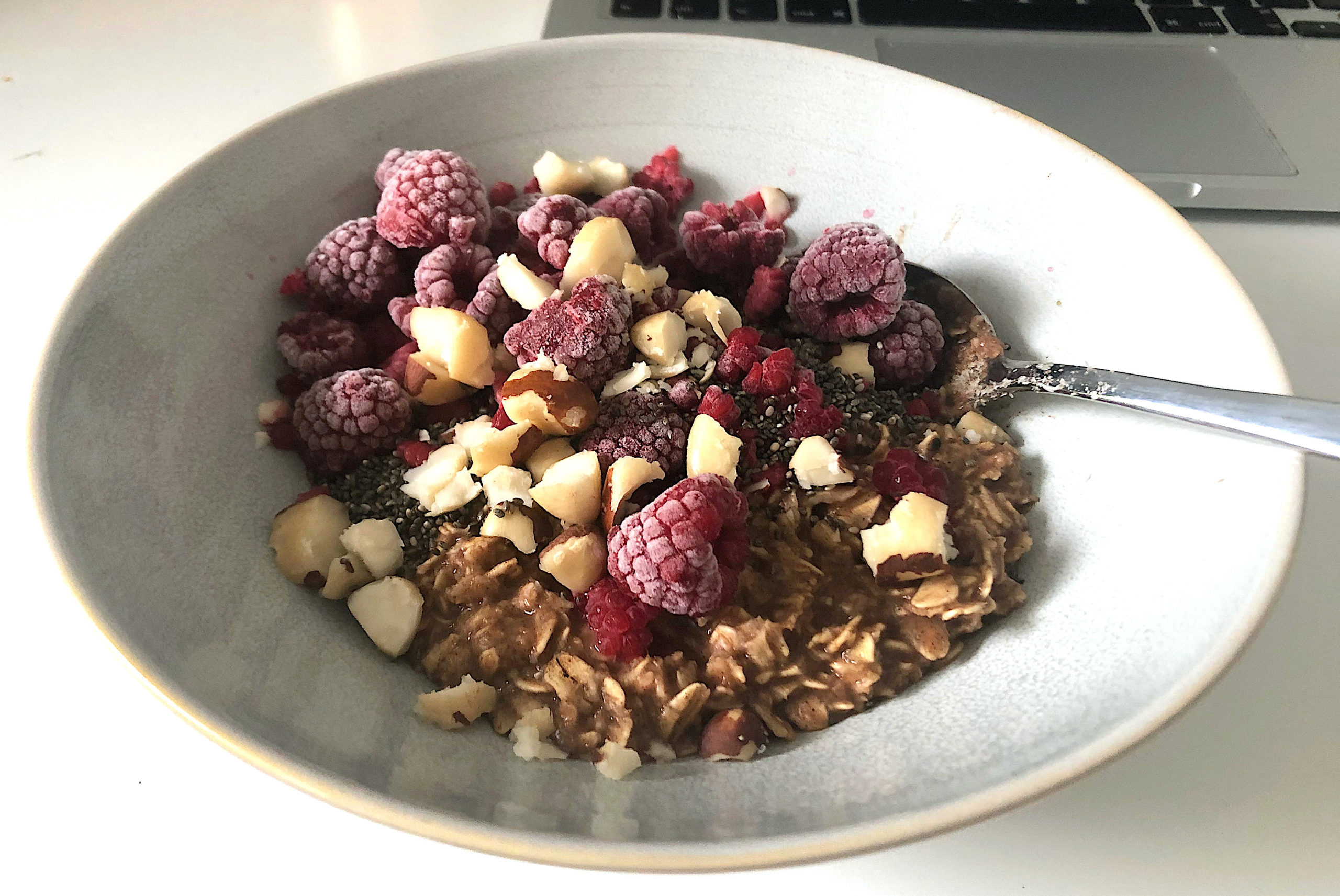 Zimt-Porridge mit Himbeeren