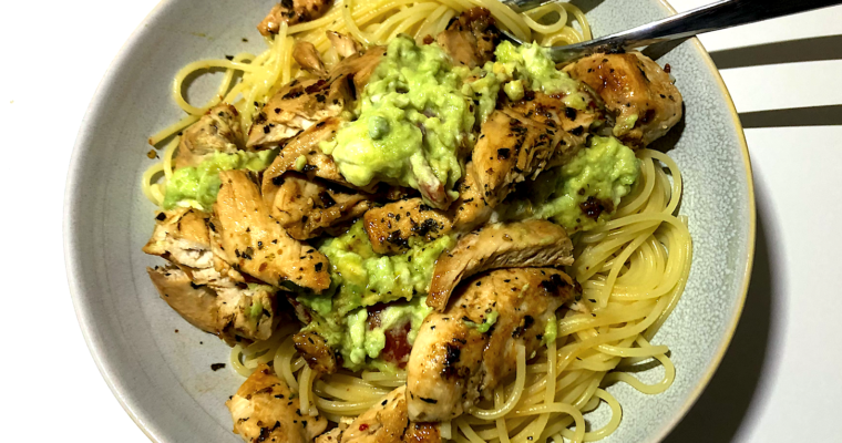 Avocado-Spaghetti mit Hühnchen