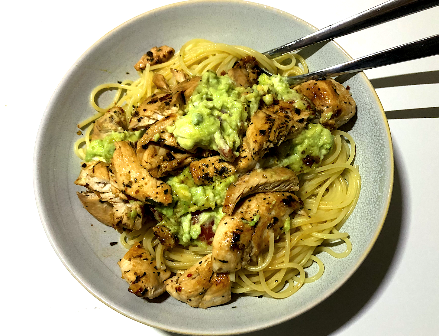 Avocado-Spaghetti mit Hühnchen